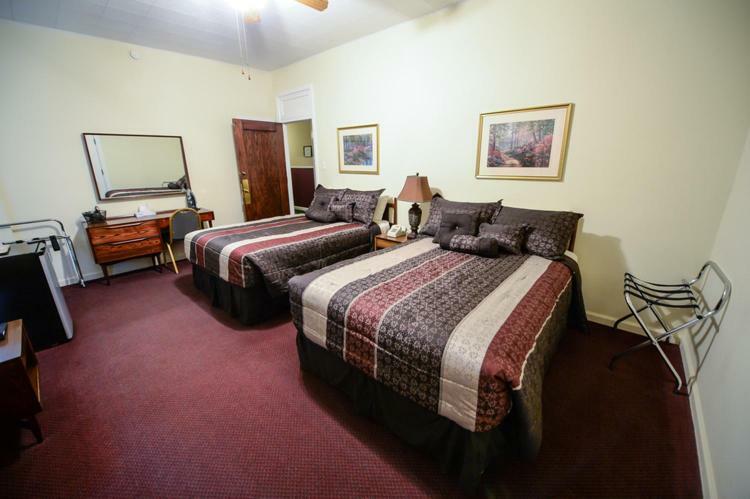The Mountaineer Hotel Williamson Eksteriør billede